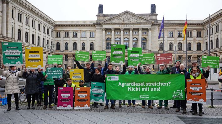 22.03.2024, Berlin: Etwa dreißig Menschen demonstrieren vor dem Bundesrat und fordern u.a., dass die Abschaffung der Steuerrückerstattung beim Agrardiesel zurückgenommen wird.(Quelle:dpa/J.Carstensen)