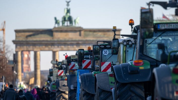 Archivbild: Traktoren stehen vor dem Brandenburger Tor auf der Straße des 17. Juni. (Quelle: dpa/Skolimowska)