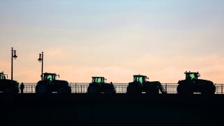 Symbolbild: Landwirte blockieren mit Traktoren die Brücke. (Quelle: dpa/Jan Woitas)