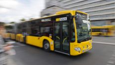 Symbolbild: Ein Bus der Berliner Verkehrsbetriebe (BVG) fährt am Zoologischen Garten vorbei. (Quelle. dpa/Jörg Carstensen)