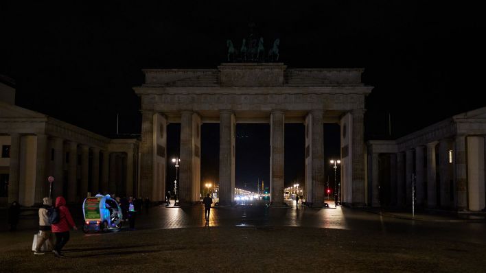 Berlin beteiligt sich an der weltweiten Aktion «Earth Hour» und schaltet das Licht am Brandenburger Tor aus. (Quelle: dpa/Jörg Carstensen)