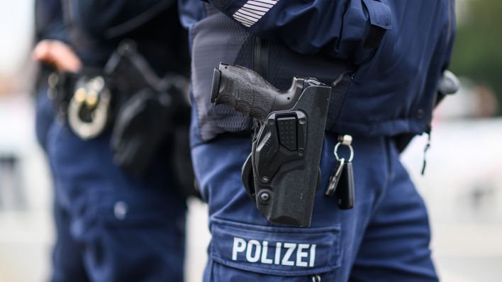 Symbolbild:Polizisten mit Dienstwaffe.(Quelle:dpa/R.Michael)