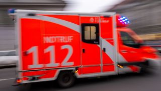 Ein Rettungswagen fährt n Berlin mit Blaulicht zum Einsatz. (Quelle: dpa/Monika Skolimowska)