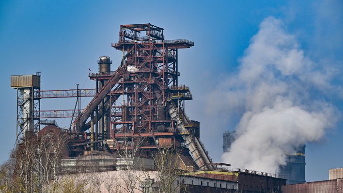 Ein Hochofen auf dem Werksgelände von ArcelorMittal Eisenhüttenstadt. (Quelle: dpa/Patrick Pleul)