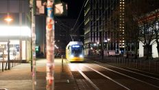 26.02.2024, Berlin: Eine Straßenbahn fährt beim Warnstreik der Berliner Verkehrsbetriebe (BVG) am Alexanderplatz. (Quelle: dpa/Paul Zinken)