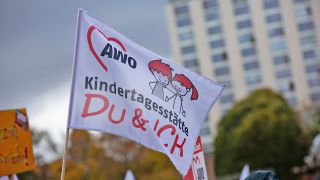 Symbolbild: Freie Träger am Limit Soziale Dienstleistungen sichern Demonstation der AWO Arbeiterwohlfahrt vor dem roten Rathaus in Berlin am 08.11.2023. (Quelle: IMAGO)
