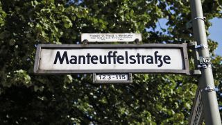 Archivbild: Schild der Manteuffelstraße in Berlin Kreuzberg am 19.01.2016.(Quelle: imago)