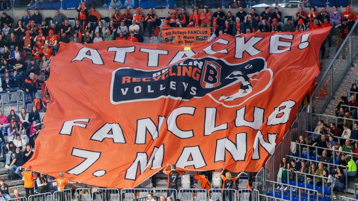 Ein orangens Banner im Fan-Block der BR Volleys (Bild: picture alliance/Lukas Adler)