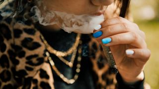 Symbolbild:Eine Jugendliche raucht einen Joint.(Quelle:imago images/Westend61)