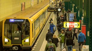 Fahrgäste steigen am 11.04.2023 an einem U-Bahnhof in einen Zug der Linie U6 (Quelle: imago images/Schöning)