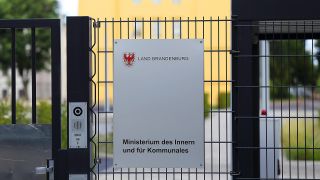 Symbolbild: Schild am Eingang zum Innenministerium des Landes Brandenburg. (Quelle: IMAGO/Martin Müller)