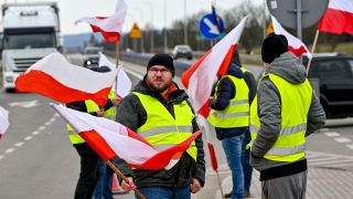 Archivbild:Polnische Bauern blockieren eine Autobahn am 22.02.2024.(Quelle:imago images/Ukrinform/ABACA)