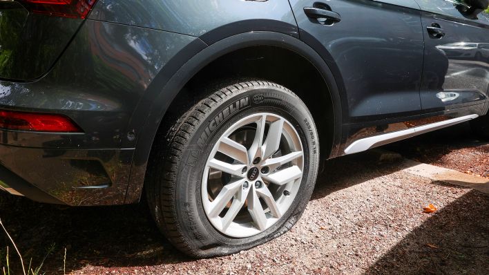 Symbolbild: Platte Reifen An einem Fahrzeug ist ein platter Reifen zu sehen. (Quelle: IMAGO/Nikito)
