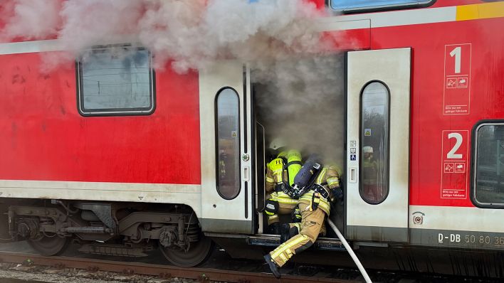 Ein leerer Zug brennt am 08.03.2024 am Cottbuser Hauptbahnhof. (Quelle: Stadt Cottbus)