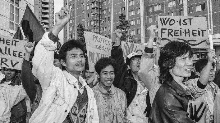 Demonstration der Vietnamesen "Gegen den Polizeiterror" in Berlin-Marzahn am 07.08.93. (Quelle: HKW/Jose Giribas)