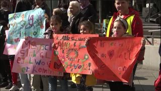 Kinder halten Plakate und demonstrieren gegen Rassismus