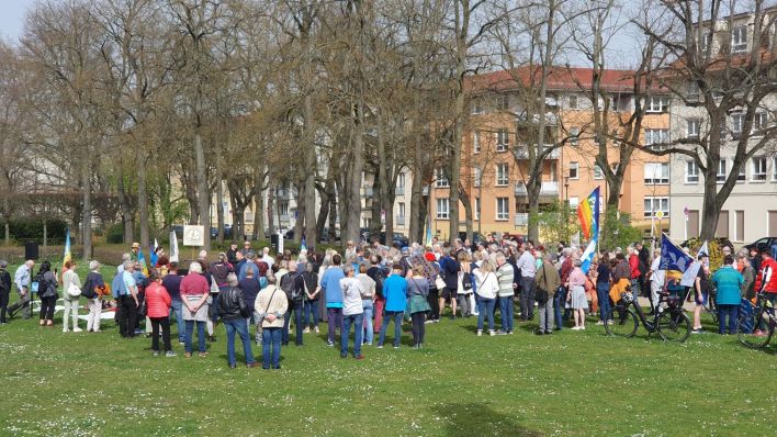 In Frankfurt (Oder) haben sich am Sonntag rund 100 Menschen zum Ostermarsch zusammengefunden. (Quelle: rbb)