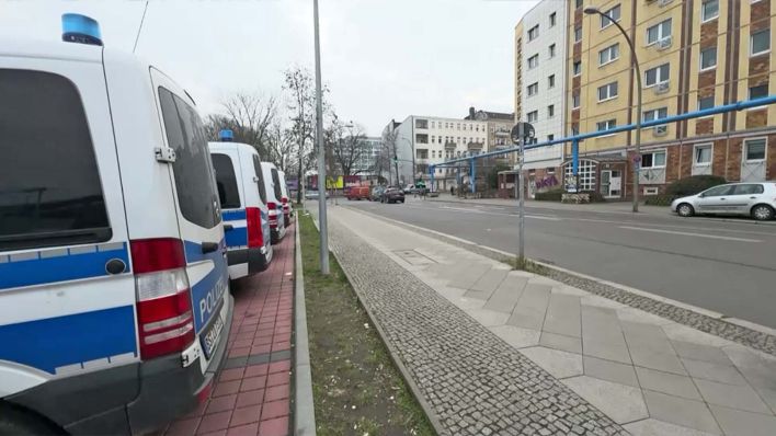 Polizeiautos stehen am 04.03.2024 in Friedrichshain. (Quelle: rbb)
