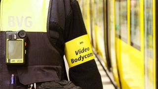 Ein getragenes Modell der Video-Bodycam der BVG.(Quelle:BVG/Maria Covelo Boente)