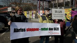 Menschen demonstrieren gegen Abriss von SEZ in Berlin Friedrichshain (Quelle: rbb)