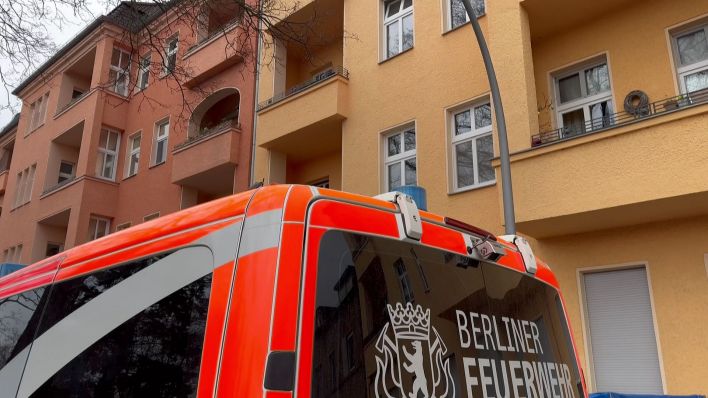Ein Fahrzeug der Feuerwehr steht in Berlin-Spandau vor einem Wohnhaus, in dem es gebrannt hat. (Quelle: rbb)