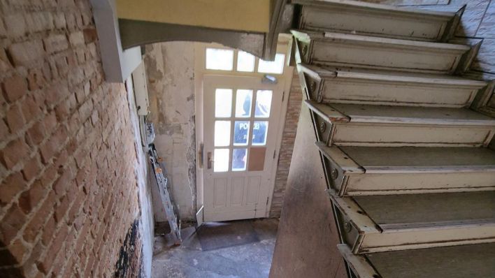 Seit Jahren wurde um die Remmo-Villa in Berlin-Buckow gestritten, nun hat die Familie das Haus verlassen und an den Staat übergeben. Laut einem Sprecher des Bezirksamtes Neukölln ist die Immobilie in einem "desolaten Zustand". (Quelle:rbb)
