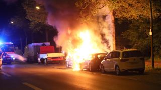 Ein Auto steht in der Nacht vom 28.04.2024 am Columbiadamm in Berlin-Neukölln in Flammen (Quelle: Pudwell).