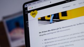 Symbolbild: "29-Euro-Abo-Aktion" steht auf der Internetseite der BVG. (Quelle: dpa/Riedl)