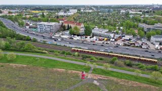 Archivbild: Ein Gewerbegebiet, die Autobahn A100 und die Trasse der S-Bahn grenzen an das südliche Tempelhofer Feld am 13.04.2024.(Quelle: Picture Alliance/Bernd von Jutrczenka)