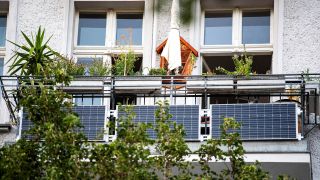 Ein sogenanntes Balkonkraftwerk aus Solarzellen in Berlin-Friedrichshain am 18.09.2022 (Quelle: dpa / Bernd Diekjobst).