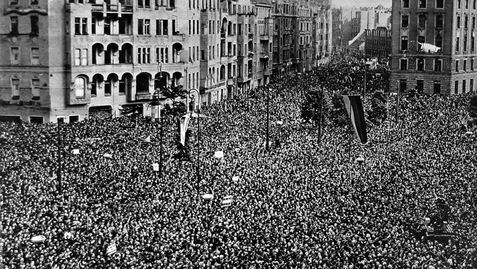Etwa 500.000 West-Berlinerinnen und -Berliner versammeln sich am 12.05.1949 vor dem Rathaus