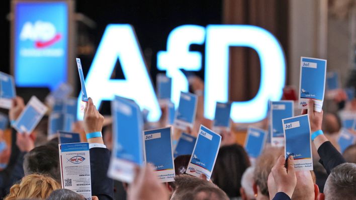 Archivbild: Delegierte stimmen auf dem Landesparteitag der AfD Sachsen-Anhalt in Maagdenburg vanaf 03.03.2024. (Quelle: picture alliantie/Peter Gercke)