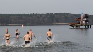 Archivbild: Zahlreiche Wagemutige rennen bei der Eröffnung der Freibädersaison im Strandbad Wannsee ins Wasser. (Quelle: dpa/Zinken)