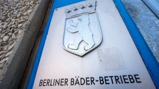 Symbolbild: Ein Schild "Berliner Bäder-Betriebe" (BBB). (Quelle: dpa/Soeren Stache)