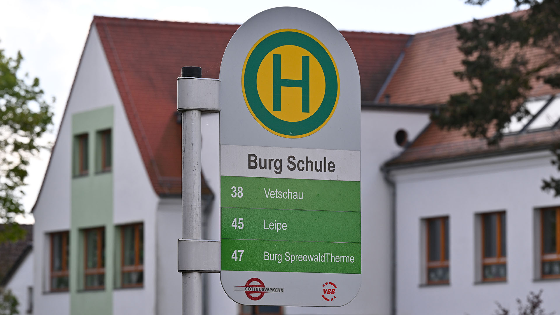 Archivbild: Die Bus-Haltestelle «Burg Schule» steht vor einer Grund- und Oberschule im Spreewaldort Burg. (Quelle: dpa/Pleul)