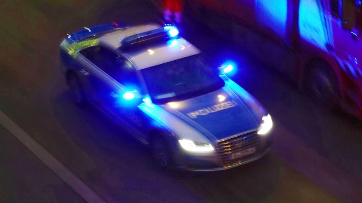 Symbolbild: Polizeiauto bei Nacht auf Einsatzfahrt. (Quelle: dpa/Sorge)