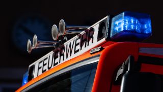Symbolbild:Blaulicht auf einem Einsatzfahrzeug der Feuerwehr zu sehen.(Quelle:picture alliance/dpa/M.Murat)