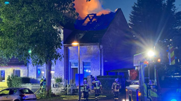 Archivbild: Einfamilienhaus steht in Hohen Neuendorf nach einem Knall in Flammen. (Quelle: Pudwell)