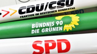 Parteien-Anstecker auf einem Stimmzettel, Koalition aus CDU/CSU, SPD und Grünen, Kenia-Koalition. (Quelle: dpa/CHROMORANGE)
