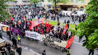 Archivbild: Teilnehmer der «Revolutionären 1. Mai-Demonstration» ziehen mit Bannern über die Sonnenallee. (Quelle: dpa/Soeder)