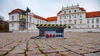 Symbolbild: Ein Stromverteilerkasten steht vor dem Schloss Oranienburg. (Quelle: dpa/Paul Zinken)