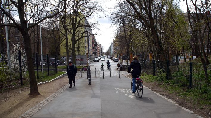Symbolbild: Vom Görlitzer Park führt ein Rad- und Fußweg zur Glogauer Straße, der außerhalb des Parks zur Pannierstraße wird. (Quelle: dpa/Wolfgang Kumm)