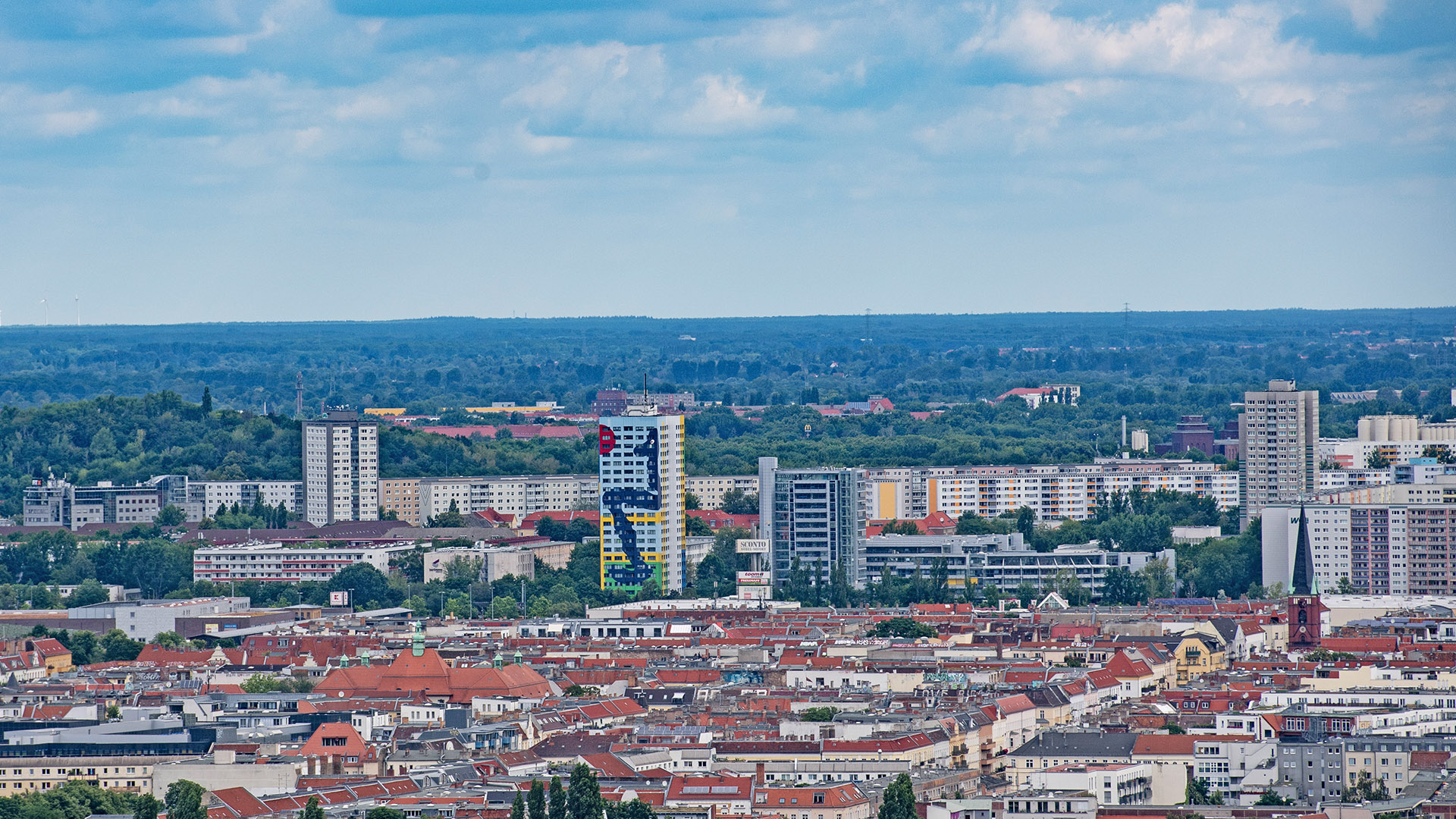 Symbolbild: Blick auf Berlin Lichtenberg mit Hochhaus das man vom Dach des Treptower sieht am 02.07.2020.(Quelle: dpa/Paul Zinken)