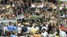 Der Sarg des am 30. Mai 2003 verstorbenen Schauspielers Günter Pfitzmann wird am 13.6.2003 nach einer Trauerfeier in der Berliner Gedächtniskirche zu einem Fahrzeug eines Bestattungsunternehmens getragen (Quelle: dpa / Wolfgang Kumm).