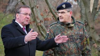 Archivbild: Bundesverteigigungsminister Boris Pistorius (l, SPD) beim Einsatzführungskommando der Bundeswehr in Schwielowsee mit Oberst Markus Beck (r). (Quelle: dpa/Stache)