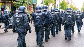 Symbolbild: Polizisten sichern den Bereich rund um einen Einsatzort ab. (Quelle: dpa/Vorwerk)