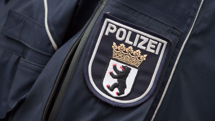 Symbolbild: Das Wappen der Berliner Polizei an einer Polizeijacke. (Quelle: dpa/Tim Brakemeier)