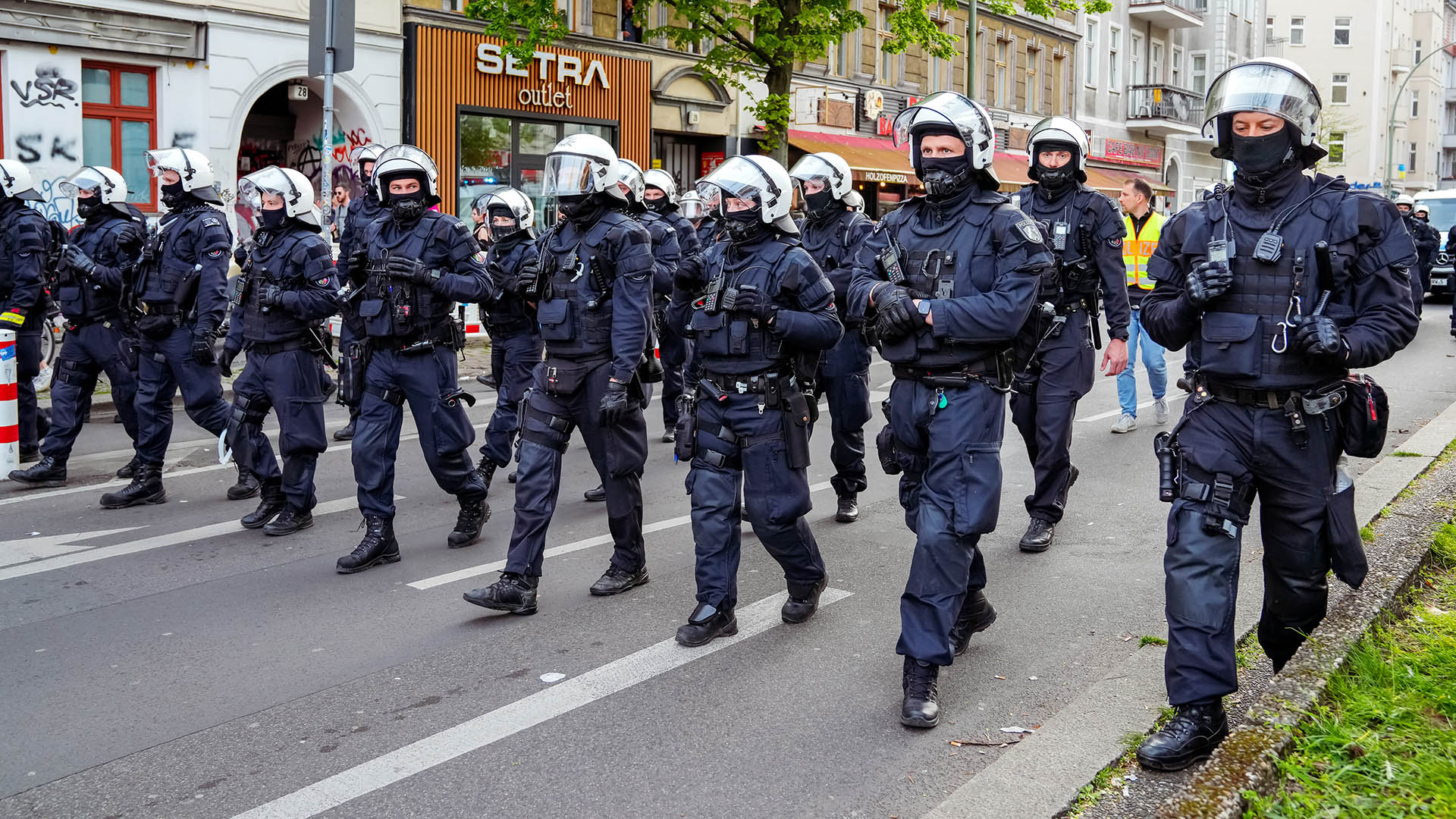 Archivbild:01.05.2023 Polizisten in voller Montur mit Schutzhelmen laufen auf und sollen für Sicherheit bei der Demo sorgen.(Quelle:picture alliance/SULUPRESS/V.Menck)