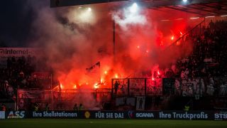 Die Fans des BFC Dynamo zünden beim Auswärtsspiel in Cottbus Pyrotechnik (picture alliance/Fotostand)