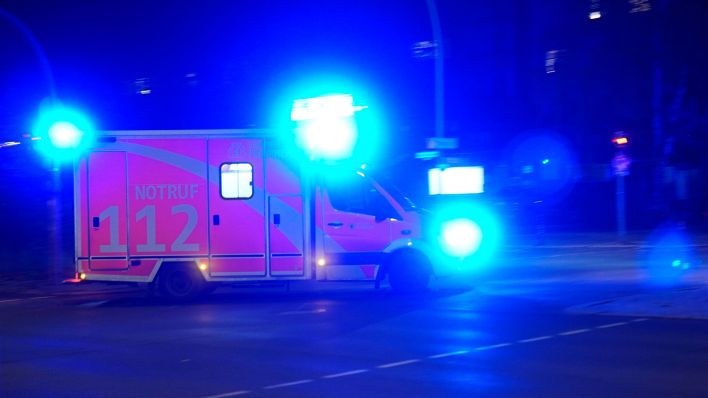 Rettungswagen der Berliner Feuerwehr mit Blaulicht bei einer nächtlichen Einsatzfahrt (Bild: dpa / Thomas Bartilla / Geisler-Fotopress)